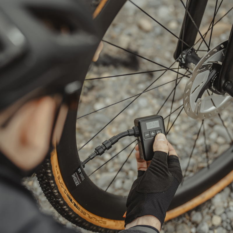 E-Booster Digital Mini Pump Black-3