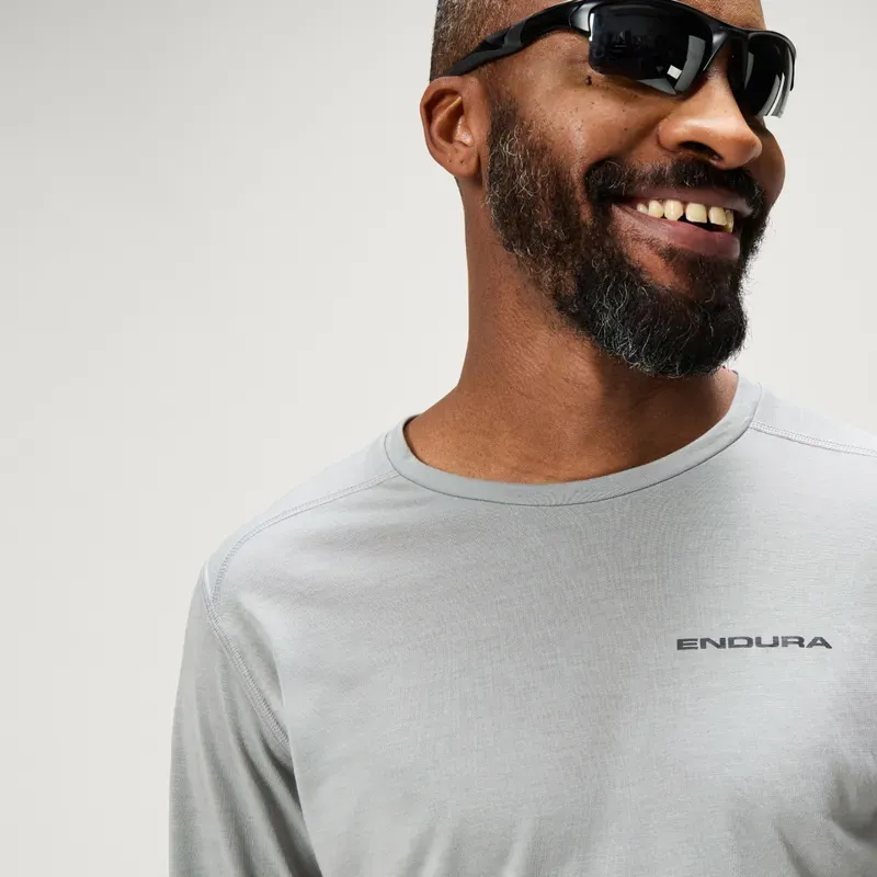 Endura Men's Loop Long Sleeve Tech Tee in Dreich Grey-8